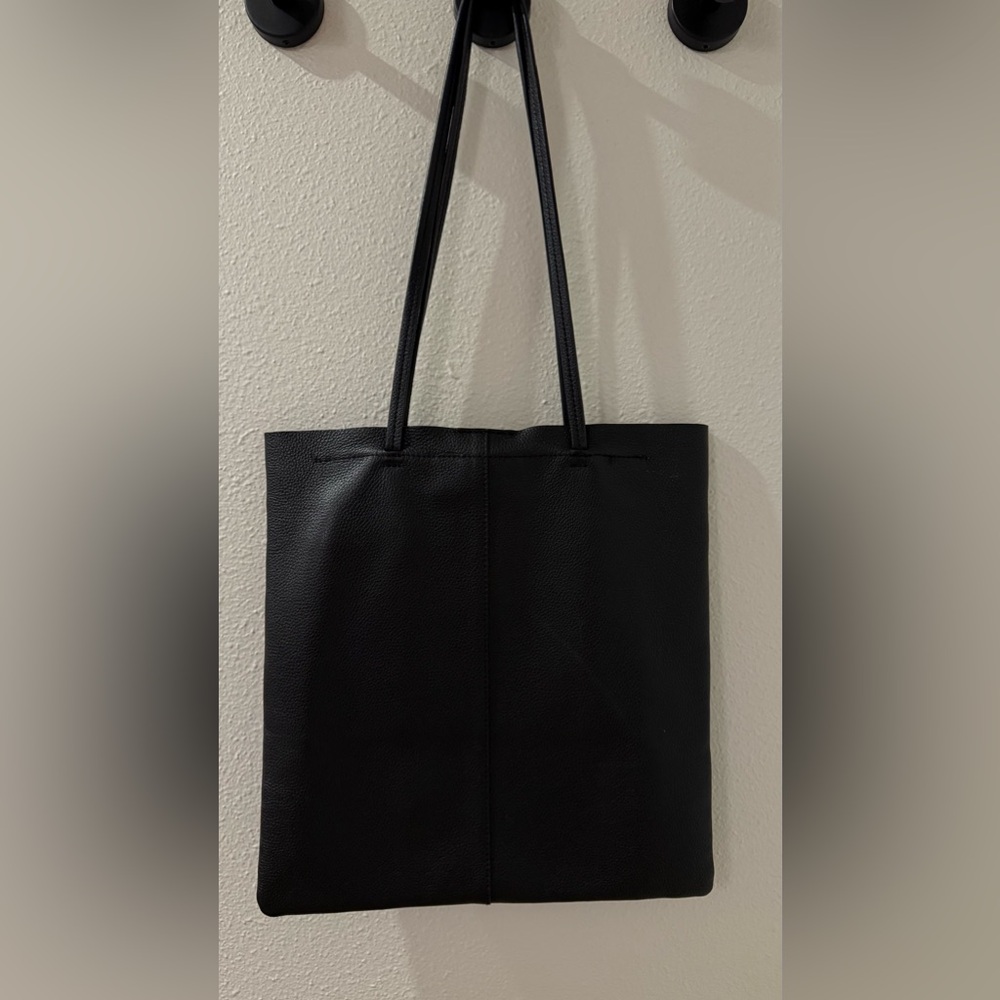 COPY - Banana Republic
Leather Shoulder Bag